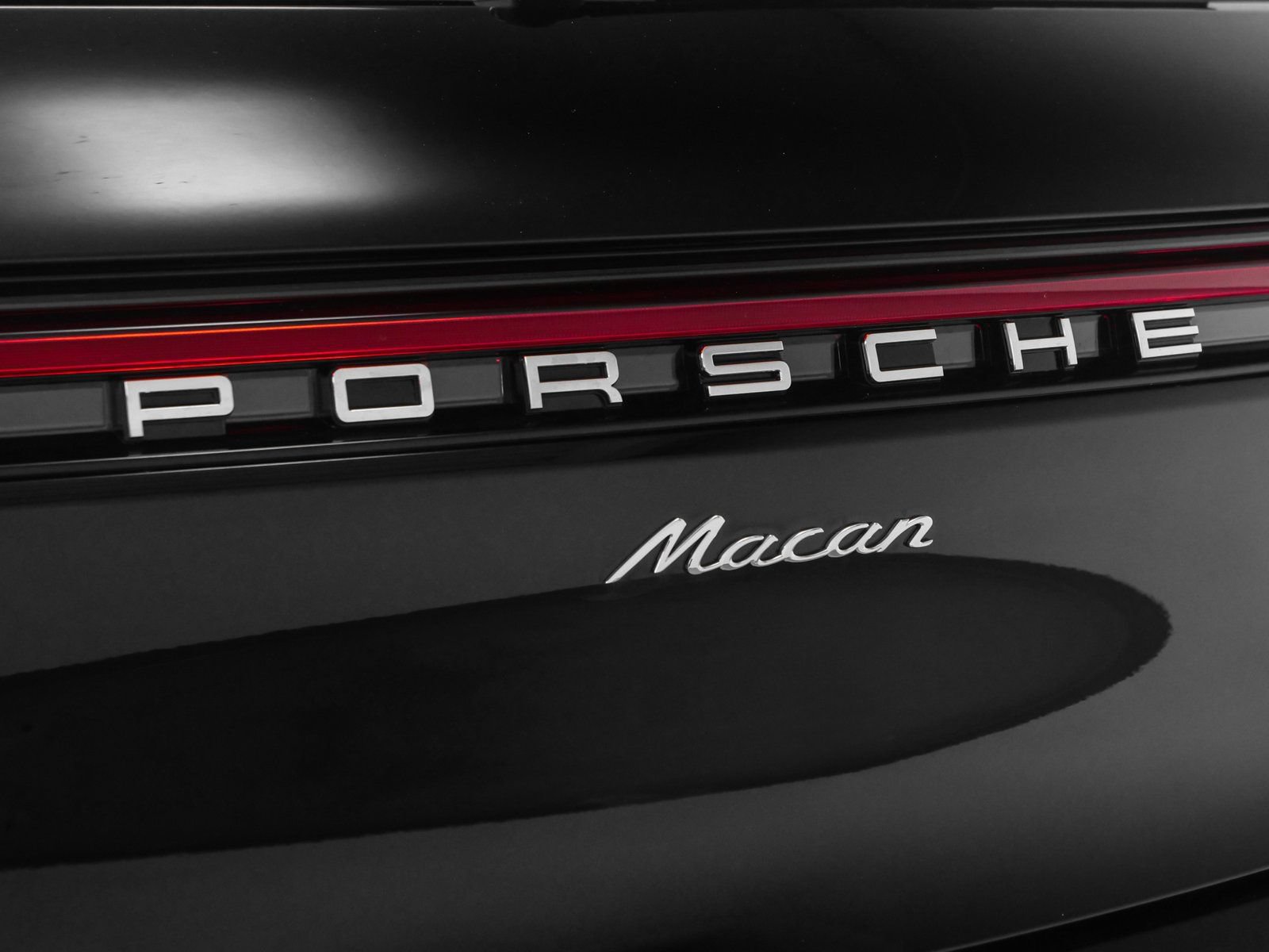 Certified 2025 Porsche Macan AWD/4WD image 8