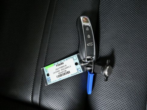 Certified 2023 Porsche Cayenne AWD/4WD image 27