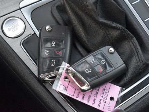 Used 2017 Volkswagen Golf S image 30