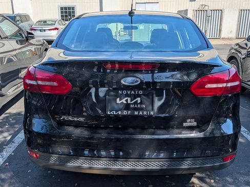 Used 2018 Ford Focus SE FWD image 2