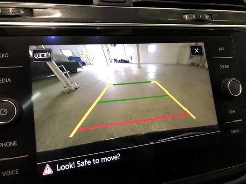 Used 2021 Volkswagen Tiguan SE w/ Panoramic Sunroof Package image 16