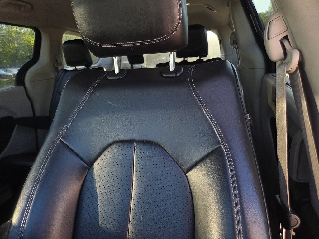 Used 2023 Chrysler Pacifica Touring-L FWD image 16