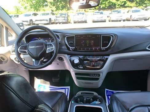 Used 2023 Chrysler Pacifica Touring-L FWD image 19