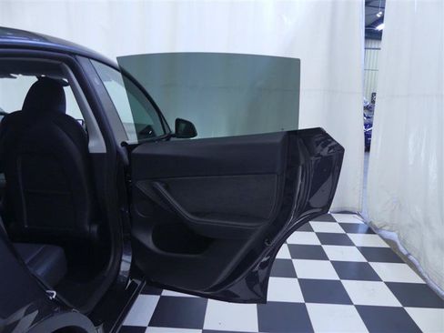 Used 2024 Tesla Model Y 2WD image 28