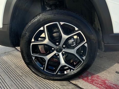 Used 2025 Jeep Compass Limited image 9