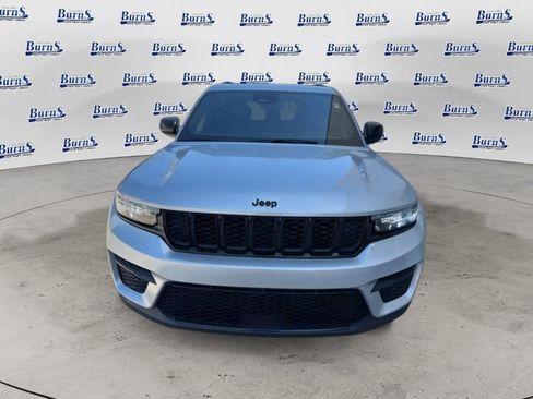 Used 2024 Jeep Grand Cherokee Altitude AWD/4WD image 2