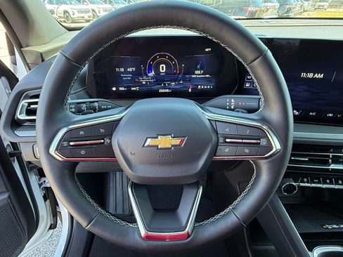 Used 2025 Chevrolet Traverse LT image 18