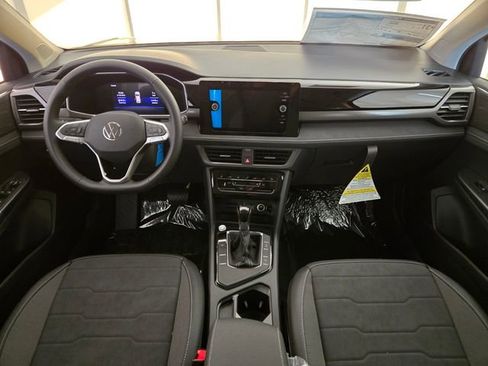New 2026 Volkswagen Taos SE image 9