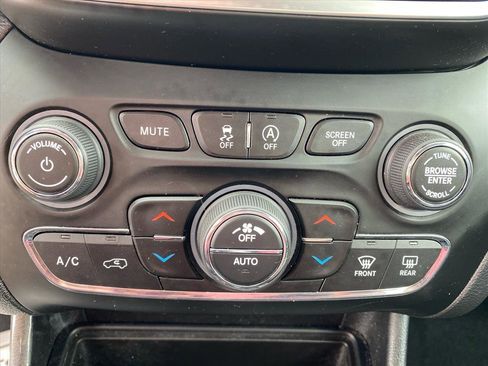 Used 2019 Jeep Cherokee Limited AWD/4WD image 14