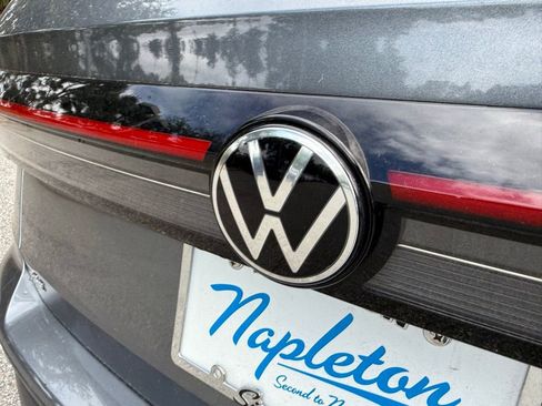 Used 2025 Volkswagen Taos SE w/ Panoramic Sunroof Package image 12