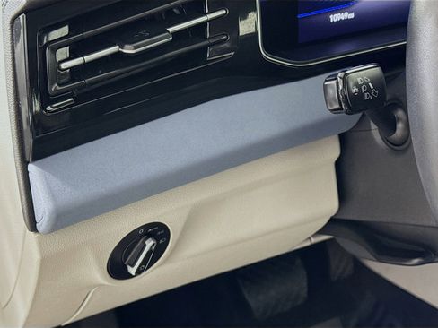 Certified 2025 Volkswagen Jetta SE w/ Sunroof Package image 13