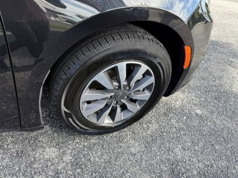 Used 2024 Chrysler Pacifica Limited image 8