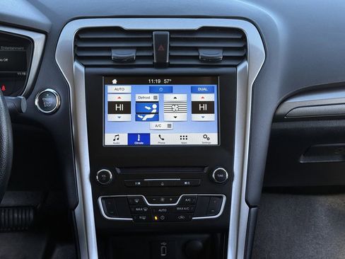 Used 2018 Ford Fusion SE w/ Fusion SE Technology Package image 17