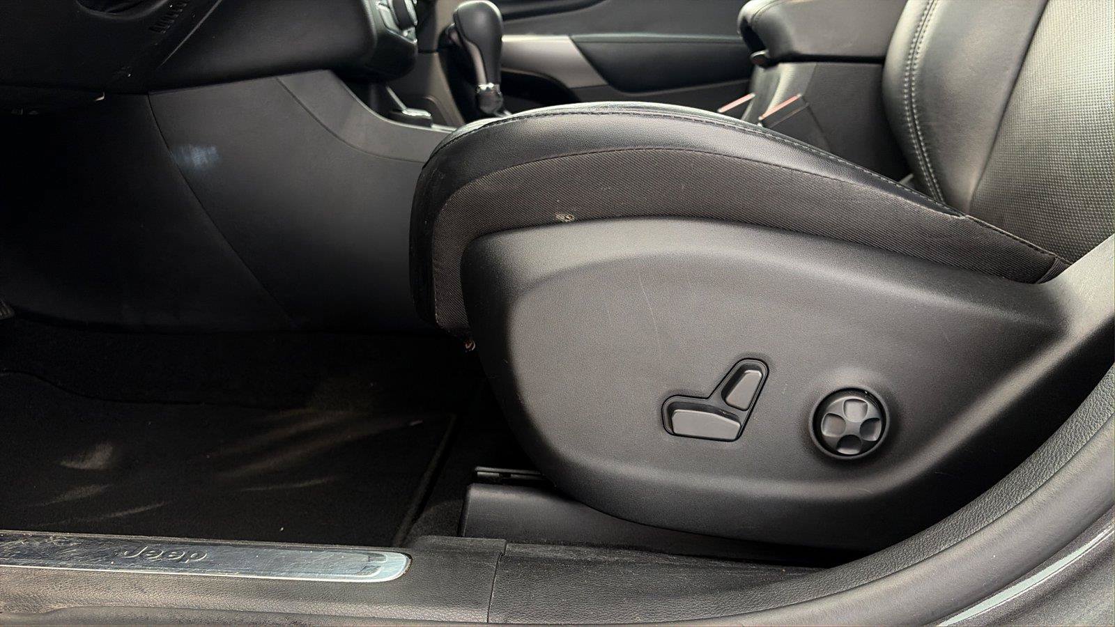 Used 2021 Jeep Cherokee Limited AWD/4WD image 21