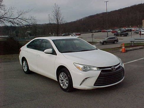 Used 2016 Toyota Camry LE FWD image 2