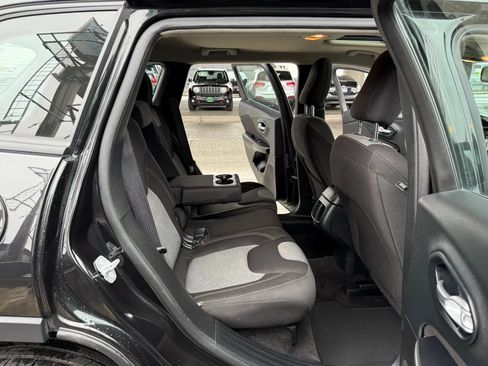 Used 2016 Jeep Cherokee Sport FWD image 16