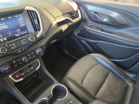 Used 2024 GMC Terrain SLT image 30
