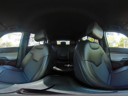 Used 2025 Jeep Compass Latitude image 38