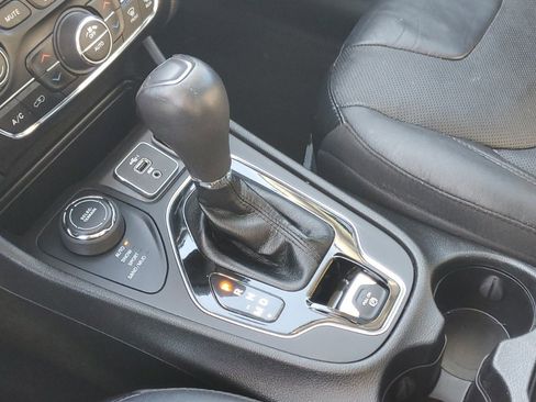 Used 2021 Jeep Cherokee Limited image 29