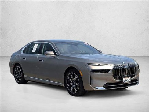Used 2025 BMW i7 eDrive50 w/ Premium Package RWD image 3