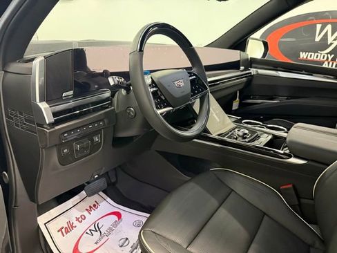 Used 2026 Cadillac Escalade ESV Sport w/ Touring Package image 11