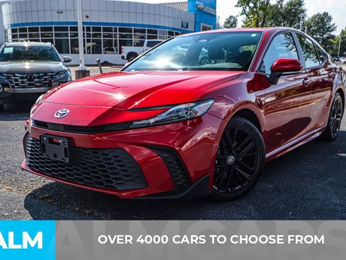 Used 2025 Toyota Camry SE image 3