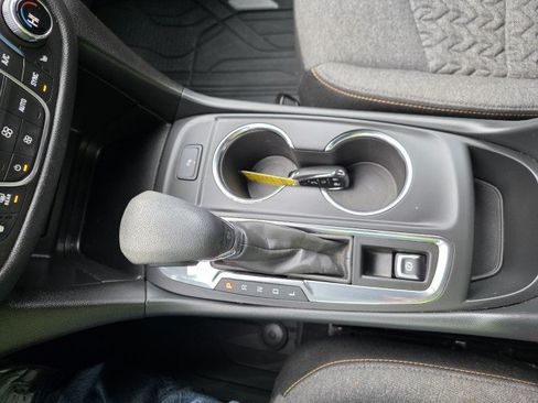 Used 2024 Chevrolet Equinox LT w/ LPO, Floor Liner Package FWD image 5