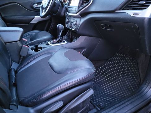 Used 2017 Jeep Cherokee Trailhawk w/ Comfort/Convenience Group image 19