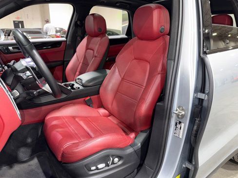 Used 2020 Porsche Cayenne image 11