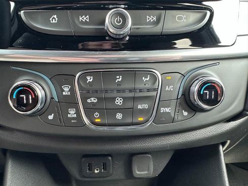 Used 2023 Chevrolet Traverse LT AWD/4WD image 40