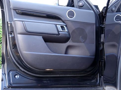 Used 2018 Land Rover Discovery SE image 37