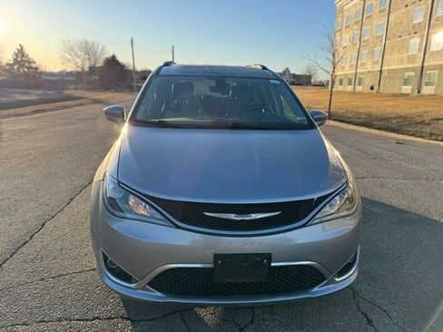 Used 2018 Chrysler Pacifica Touring-L image 12