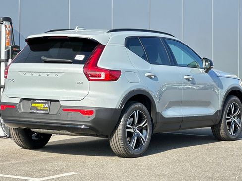 Certified 2026 Volvo XC40 B4 Core w/ Climate Package FWD image 5