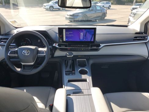Used 2025 Toyota Sienna XLE image 23
