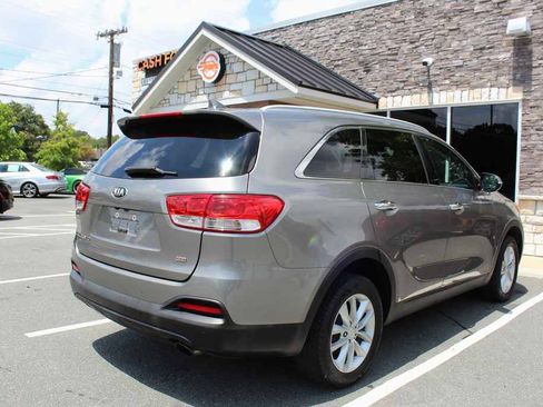 Used 2017 Kia Sorento FWD w/ LX Convenience Package image 5