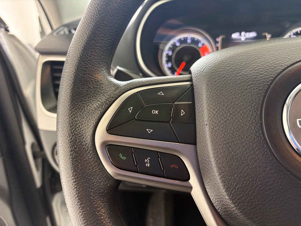 Used 2020 Jeep Cherokee Latitude FWD image 4
