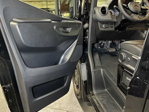 Used 2025 Mercedes-Benz Sprinter 2500 image 20