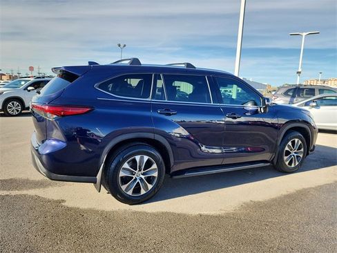 Used 2020 Toyota Highlander XLE image 2