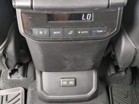 Used 2023 Toyota Highlander XLE image 17
