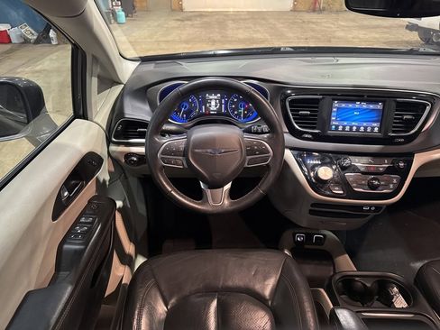 Used 2020 Chrysler Pacifica Touring-L image 32