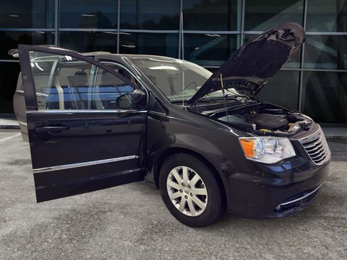 Used 2016 Chrysler Town & Country Touring image 7