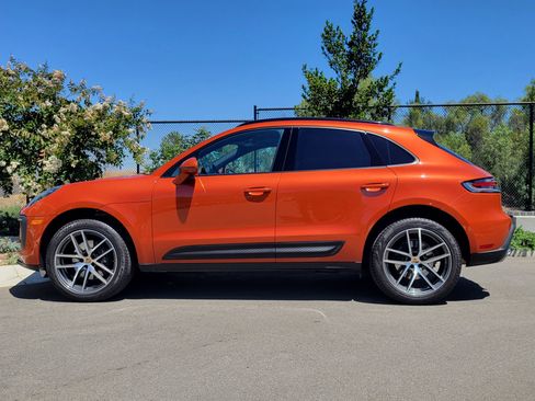 Certified 2023 Porsche Macan AWD/4WD image 2