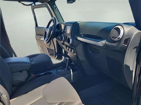 Used 2018 Jeep Wrangler Unlimited Sahara AWD/4WD image 22