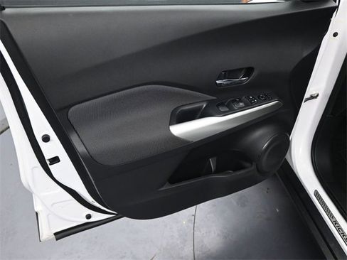 Used 2018 Nissan Kicks SV image 19