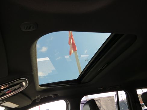 New 2025 Jeep Grand Cherokee Altitude image 20