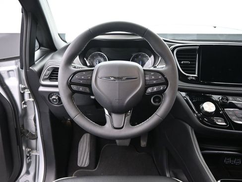 Used 2023 Chrysler Pacifica Limited w/ S Appearance Package image 27