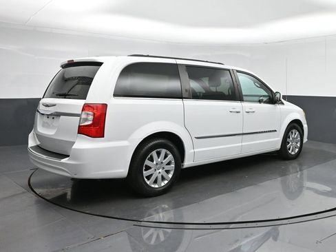Used 2014 Chrysler Town & Country Touring image 7