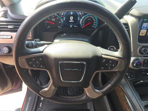 Used 2018 GMC Yukon Denali image 4