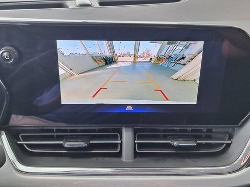 Used 2025 Chevrolet Trax LT FWD image 16