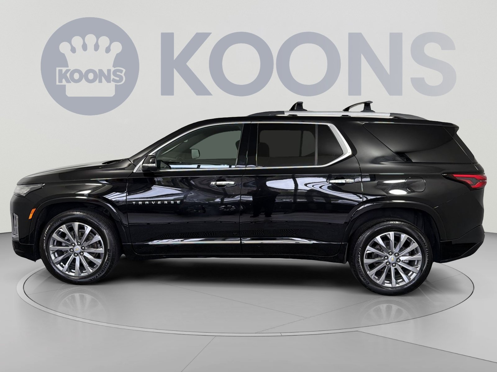 Used 2023 Chevrolet Traverse Premier FWD image 2